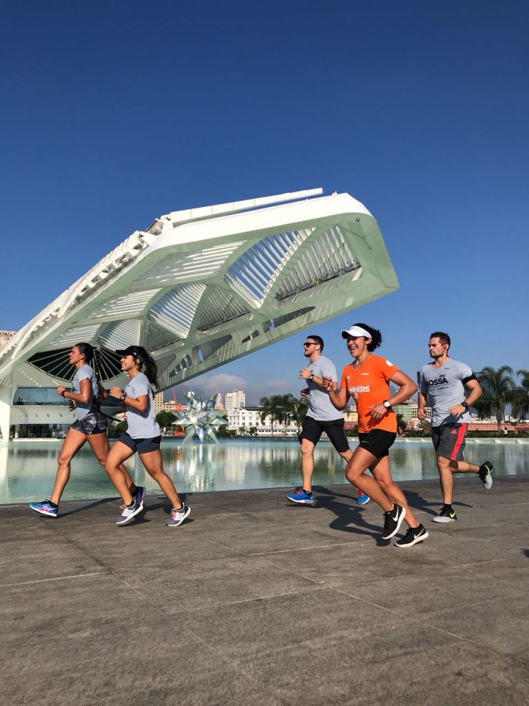 Corredores e pacer passam pelo Museu do Amanhã, no Porto Maravilha, durante o Treinão Bossa